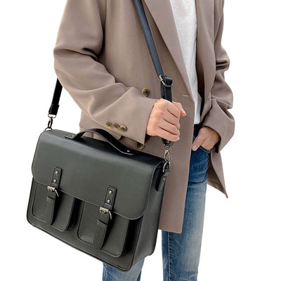 Classical-Messenger-Bag-Wear-By-model