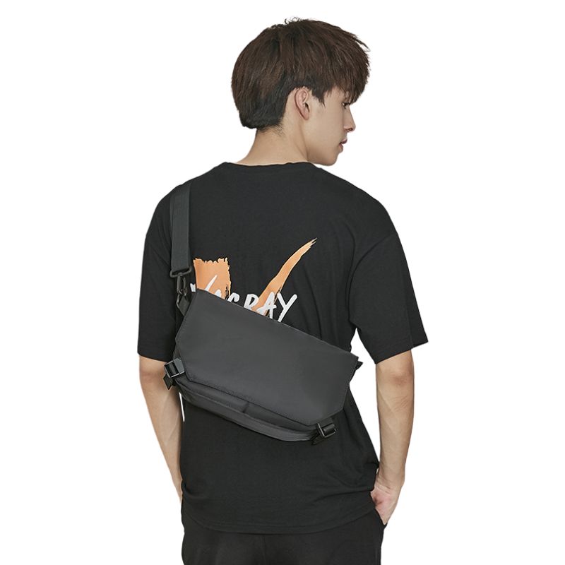 Full-Black-Messenger-Bag-wear-by-model